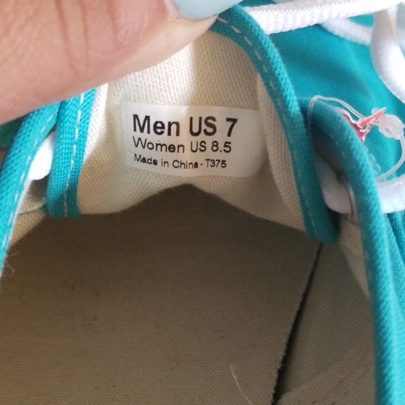 Van's - Picture 3 of 3